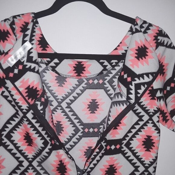 3/$20 Sale Falibourg du Temple Tribal Top - Picture 2 of 4